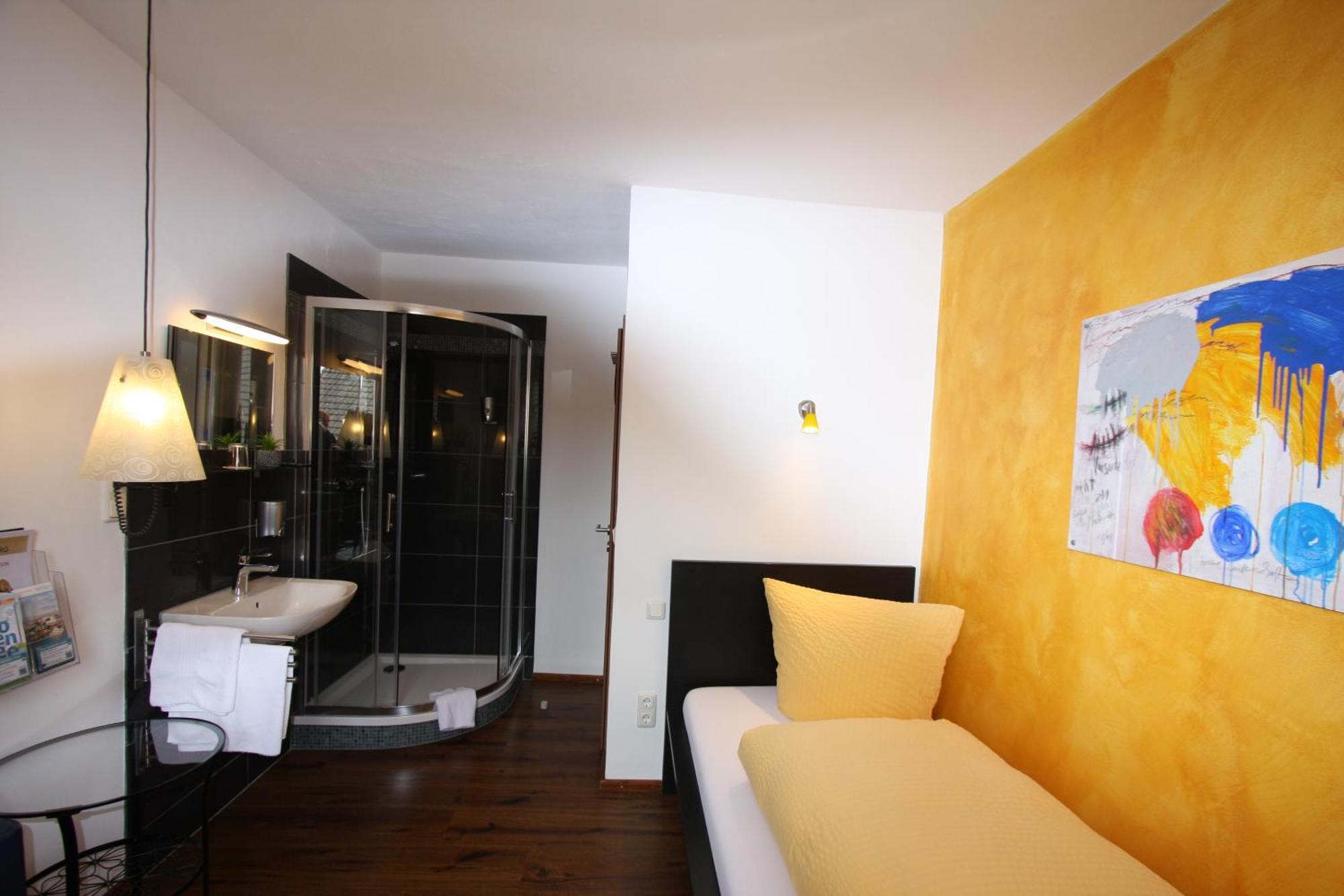 Stadthotel Kleiner Berg Friedrichshafen Exterior photo